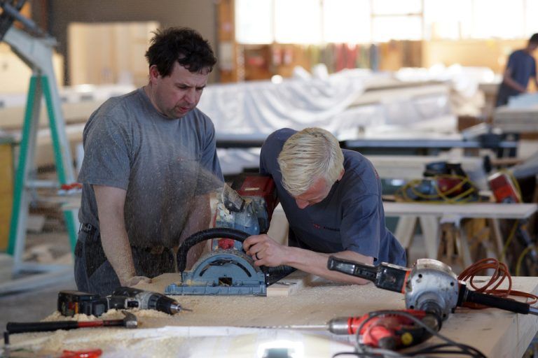 Alt und jung gemeinsam: Betriebsübergaben müssen in Vorarlberg immer langfristiger geplant werden. Foto: Symbol/Ludwig Berchtold