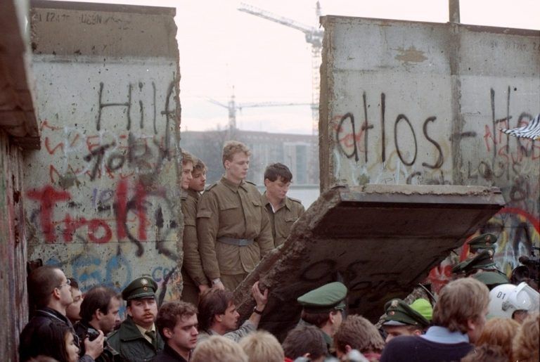 Am 11. November 1989 fiel die Berliner Mauer. Doch heute noch werden Territorien durch dichte Grenzanlagen hermetisch abgeriegelt.  FOTO: AP
