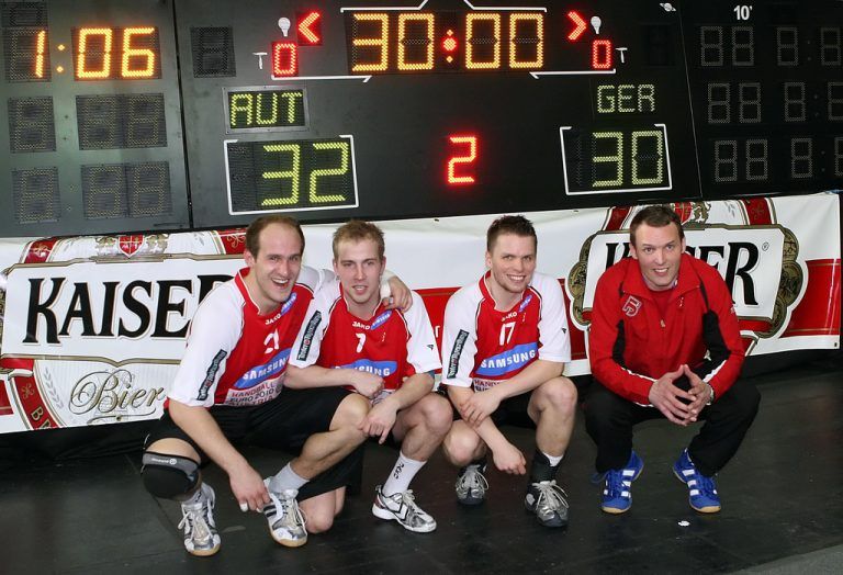 Roland Schlinger, Robert Weber, Konrad Wilczynski und Neoteamchef Dagur Sigurdsson nach dem 32:30-Sieg gegen Deutschland am 21. März 2008 in Innsbruck. <span class="copyright">ÖHB/Ferrari</span>