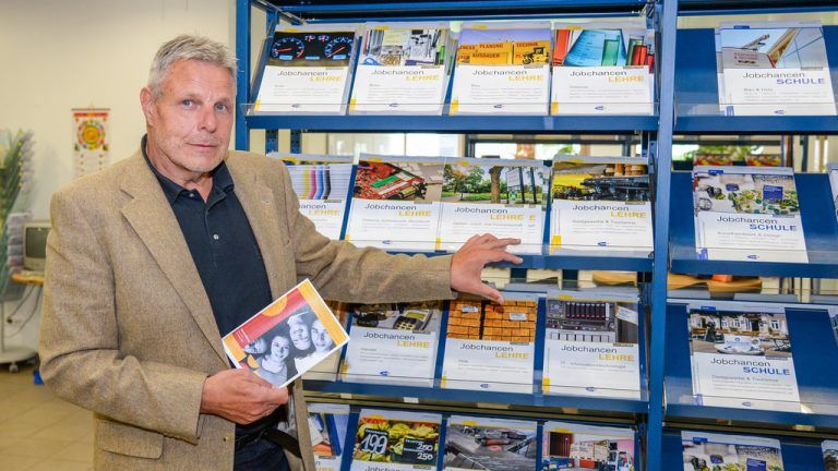 AMS-Direktor Anton Strini und seine 234 Mitarbeiter stellen ein umfangreiches Angebot für Stellensuchende zusammen. Fotos: VN/Lerch