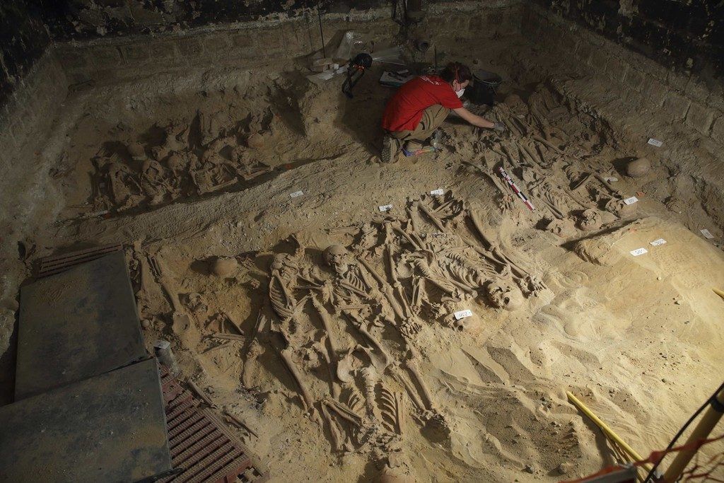 Mysteriöses Massengrab unter Pariser Supermarkt entdeckt