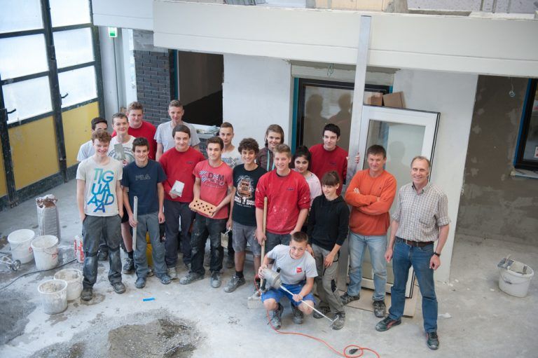 An der HTL Rankweil können die Schüler richtig Hand an der Baustelle anlegen. Praxisbezogener kann Unterricht nicht sein. FOTOS: BEATE RHOMBERG