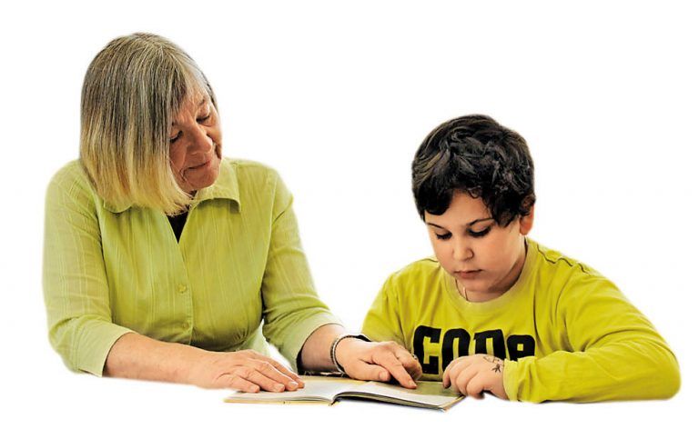 An Mathe-, Englisch- und Deutschtischen helfen Ehrenamtliche den Kindern bei den Hausaufgaben. Foto: Caritas