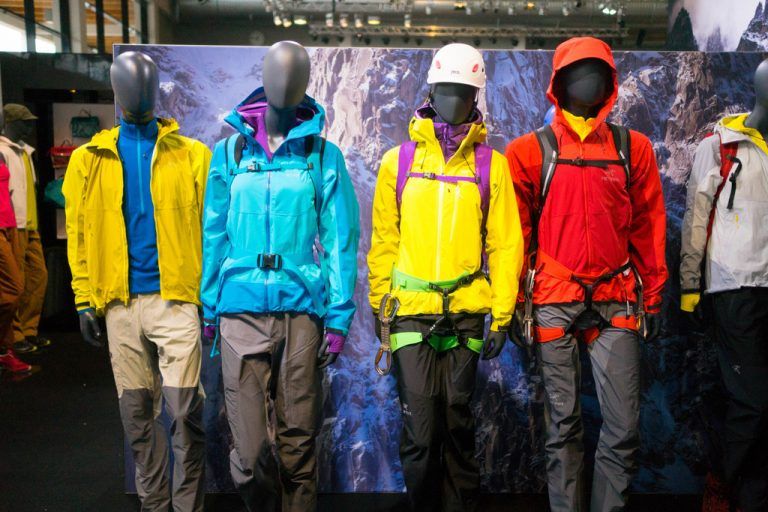 An Outdoor-Jacken werden immer vielfältigere Anforderungen gestellt. Leicht, wärmend und vor allem wasserdicht sind sie.