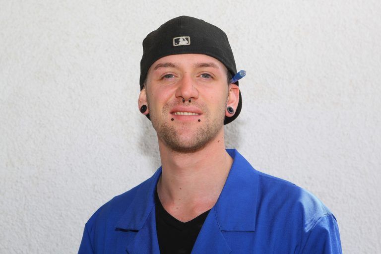 André FritzZustellerDer ständig wechselnde Kundenkontakt liegt mir. Auch dass wir in einem kleinen Team arbeiten und jeder alles machen kann.