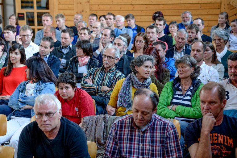 Angespannt waren einige der Besucher bei der Info-Veranstaltung von Rüf-Transporte im Landammannsaal in Großdorf. Foto: VN/Lerch