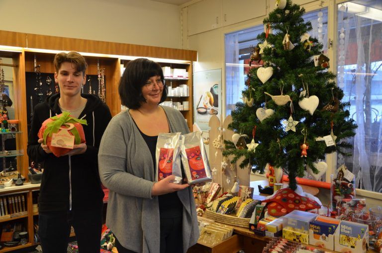 Anja Wunderlich und Marco Kokic mit einigen Vorschlägen des Weltladens Lustenau für das Weihnachtsfest.  VN