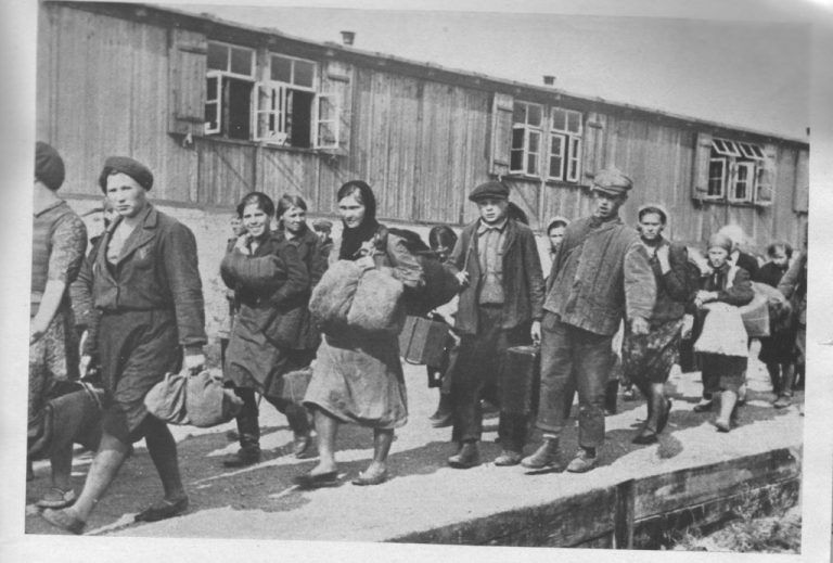 Ankunft im Sammellager. Das Foto stammt aus dem Buch von Friedrich Diedier „Europa arbeitet in Deutschland“. Foto: Museum im Zeughaus