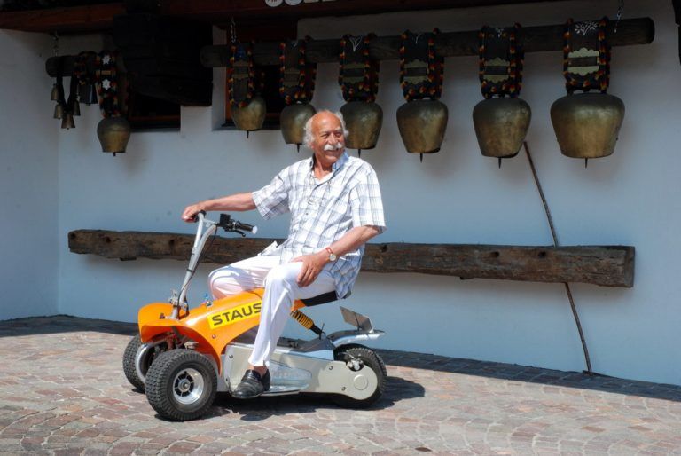 Anton Stauss auf einem extra für ihn gebauten Elektromotorrad in seiner Garage.  Foto: Privat