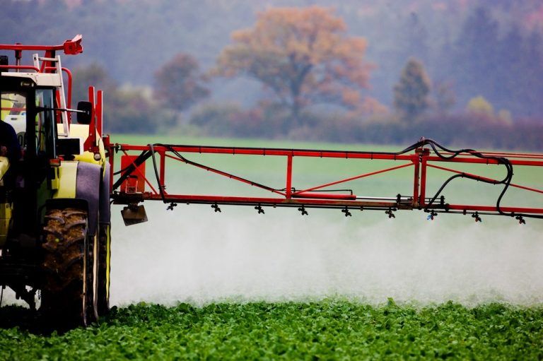 Spritzaktion auf einem Großfeld. Im Ackerbau landen tonnenweise Pestizide in der Natur. Symbolbild: dpa