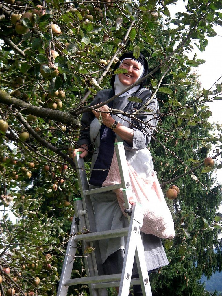 Arbeit im Garten. Das Leben der Schwestern ist sehr einfach.