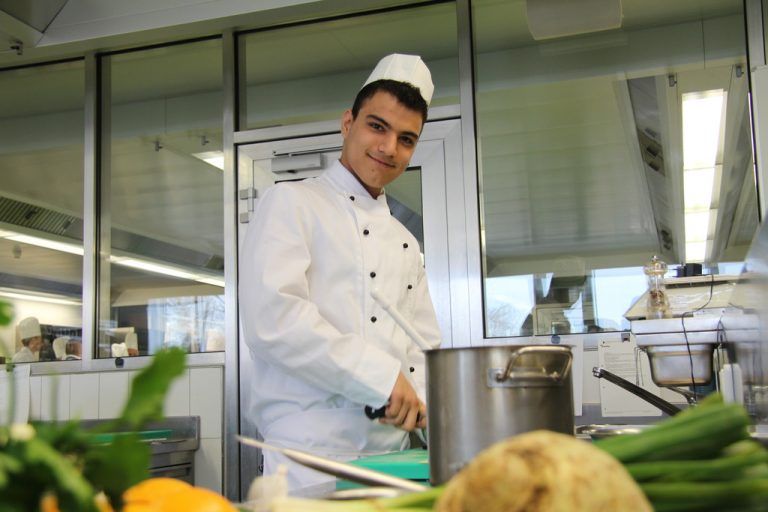 Ashkan Sohvabi Zamani aus dem Iran hat sich für eine Kochlehre entschieden. Foto: vol