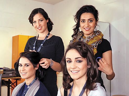 Auch die Haare werden von Intercoiffeur Ölz noch zurechtgemacht.
