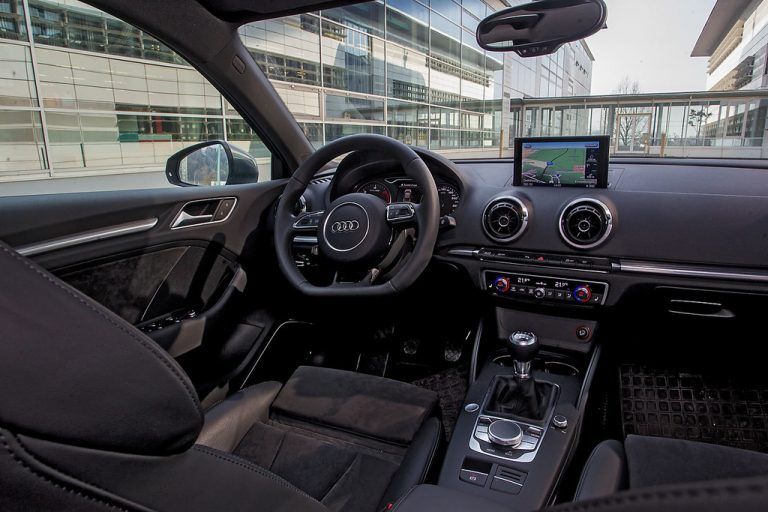Audi-typisch aufgeräumtes Cockpit.