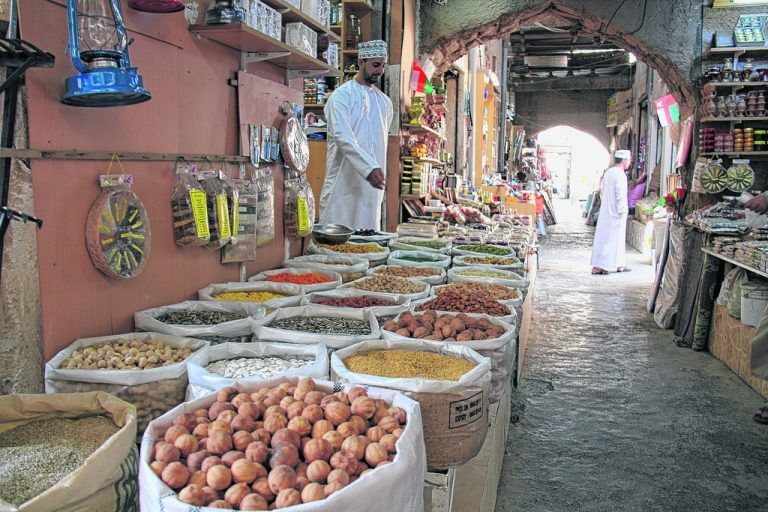 Auf den traditionellen arabischen Märkten, den Souks, werden auch Gewürze verkauft. Foto: Martin Duschek