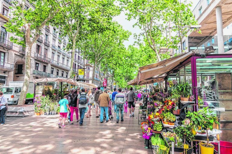 Auf der Rambla trifft man sich zu jeder Tages- und Nachtzeit. Viele Sehenswürdigkeiten sind in unmittelbarer Nähe. Foto: shutterstock