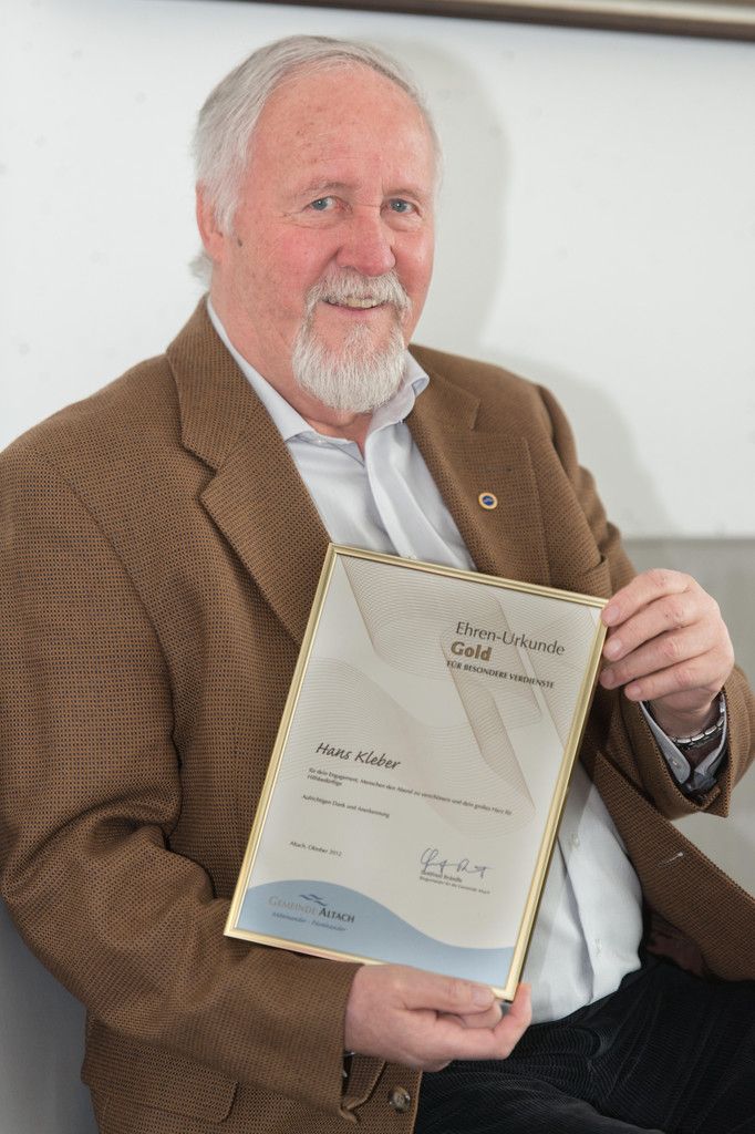 Auf die von seiner Heimatgemeinde verliehene Ehrenurkunde in Gold darf Hans Kleber wohl zu Recht stolz sein. Foto: Stiplovsek