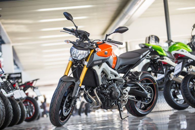 Auf drei geht’s losVon Erfolgen anderer Marken inspiriert, erinnert sich Yamaha seiner Tradition und legt eine Dreizylinder-Motorenbaureihe auf. Als Erste fährt die Yamaha MT-09 vom Band: Leistungsstark (115 PS), leicht (188 Kilo) und preisgünstig (10.000 Euro).