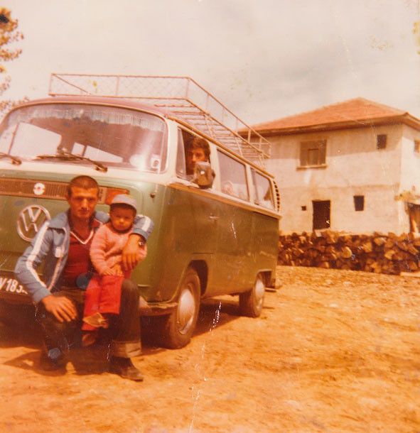 Auf großer Fahrt: Freunde der Familie in ihrem ersten Auto.