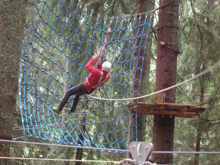 Auf Seilen in der LuftDer Waldseilgarten in Damüls bringt Spaß für die ganze Familie. Der Parcours und die 200-Meter-Flying-Fox-Bahn sind für alle Altersgruppen geeignet. www.das-seil.at.