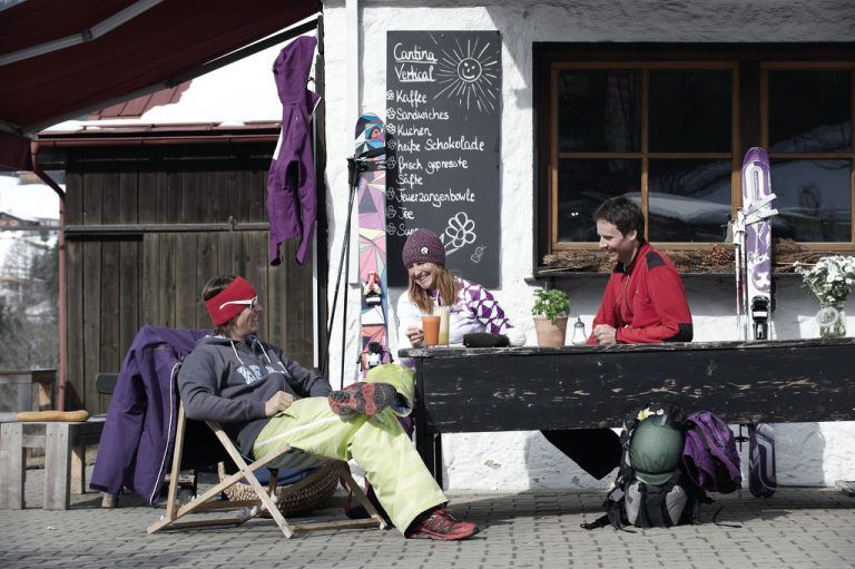 Auf zum Après-SkiDer Einkehrschwung kommt im Kleinwalsertal nicht zu kurz: An den Talstationen laden jeweils Bars zum Après-Ski ein. Nicht zu vergessen: die 14 Hütten und rund 70 Cafés und Restaurants in den Talgemeinden.