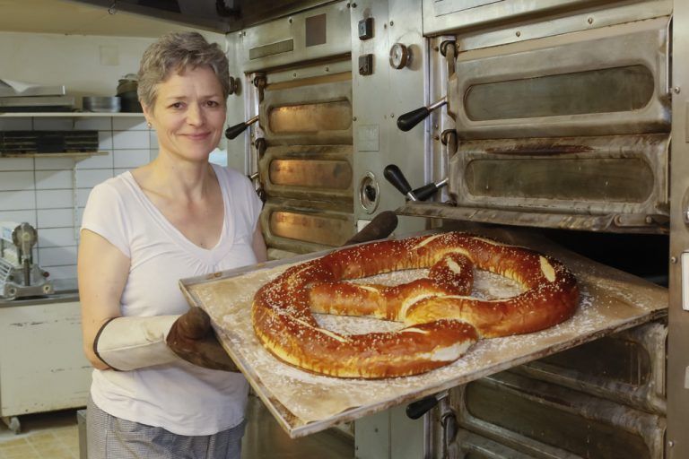 Aufgebrezelt: Daniela Aicher verleiht alten Brotrezepten eine neue, pfiffige Note. Fotos: VN/Paulitsch