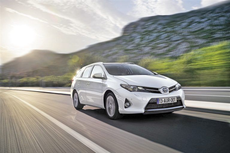 Auris TS schiebt die markante Nase in den Wind: Der Hybrid-Kombi ist am blau schimmernden Toyota-Emblem zu erkennen. Fotos: werk