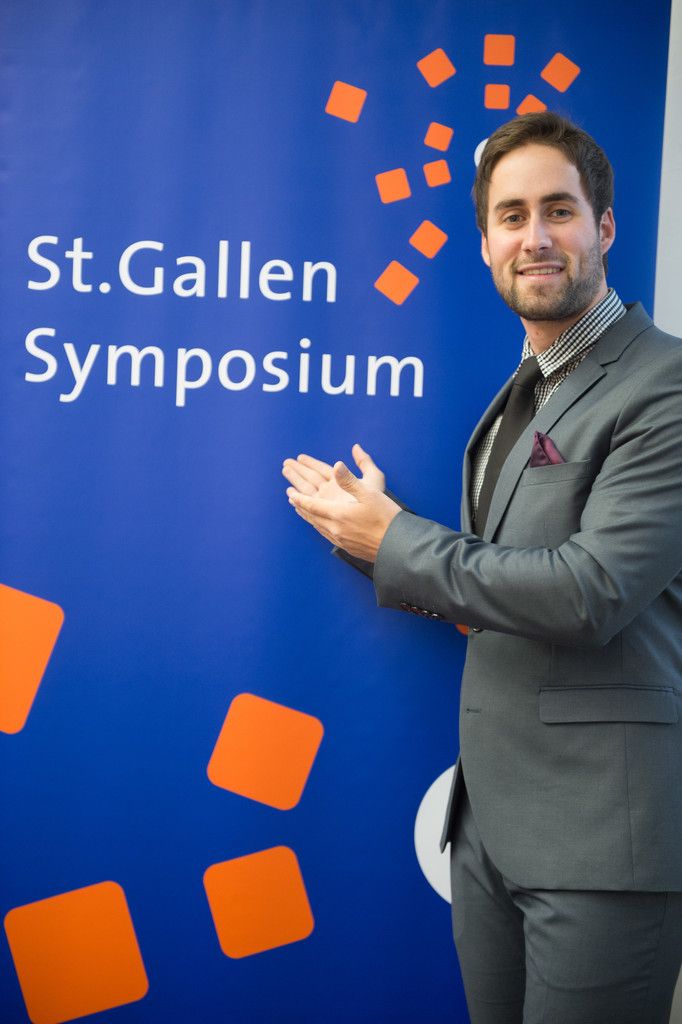 Aus Weiler in die Welt – oder jedenfalls nach St. Gallen. Patrik Seyfried präsentiert das Symposium. Foto: Beate Rhomberg