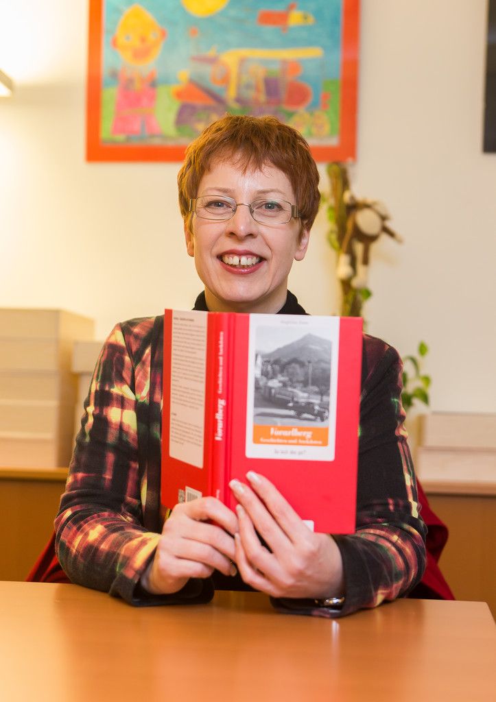 Autorin Angelika Diem aus Bludenz mit ihrem neuesten Buch. Die Lehrerin schreibt in ihrer Freizeit leidenschaftlich gern Bücher. Foto: VN/Steurer