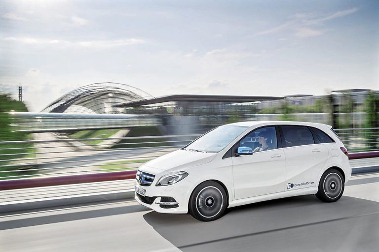B-Klasse Electric Drive verursacht im Lebenszyklus um bis zu 64 Prozent weniger CO2-Emissionen als eine vergleichbare B-Klasse mit Benzinmotor.