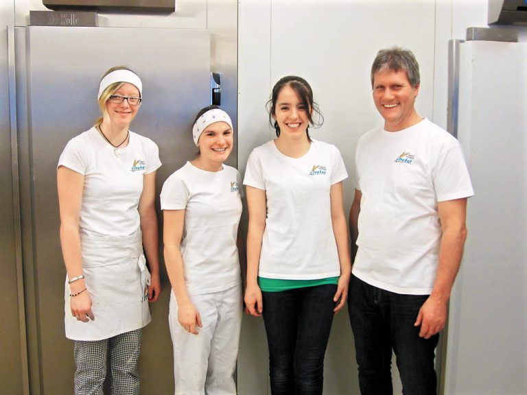 Backen schafft soziale Kompetenz mit Treffpunktcharakter: Corinna Ainhauser, Sonja Bargehr und Karina Musaewa mit ihrem Chef Kurt Greber. Foto: Greber