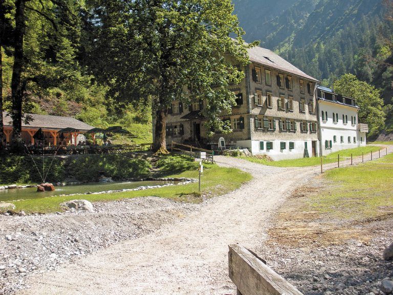 Bad RothenbrunnenNach einer ausgiebigen Tour in der umliegenden Berglandschaft kann man sich hier im kühlen Schatten des Gastgartens eine wohltuende Erfrischung gönnen.