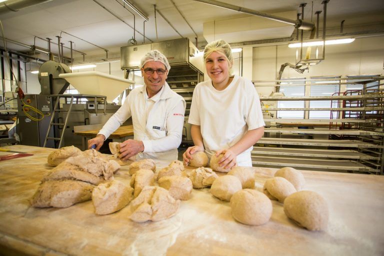 Bäckerei-Leiter Kurt Hammerer mit Lehrling Bettina Ramm am Teigkneten. Foto: VN/Steurer