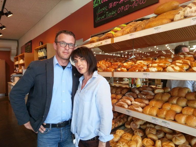 Bäckermeister Roland und Verkaufsleiterin Esther Röck befinden sich mit der Bäckerei Kloser auf Expansionskurs. Foto: Betrieb