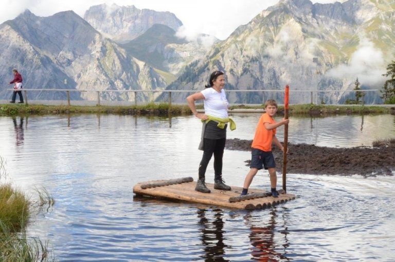 BärenlandSprichwörtlich der Bär los ist im Bärenland am Sonnenkopf: Besonders viel Vergnügen bereiten etwa die tollen Wasserspiele oder der Bärenspielplatz. Auf dem Bärensee können sich Mutige im Floßfahren üben.