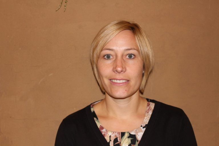 Barbara Kofler, 39, Floristin Ich bediene unsere Kunden und binde Sträuße. Mir gefällt das besondere Ambiente des Geschäfts. Es ist kein typischer Blumenladen, sondern bietet zusätzlich noch vieles mehr.