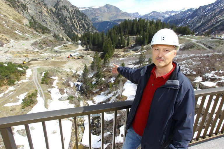 Bauleiter Herbert Schnetzer zeigt die Großbaustelle auf der die Schaltzentrale entstehen soll.