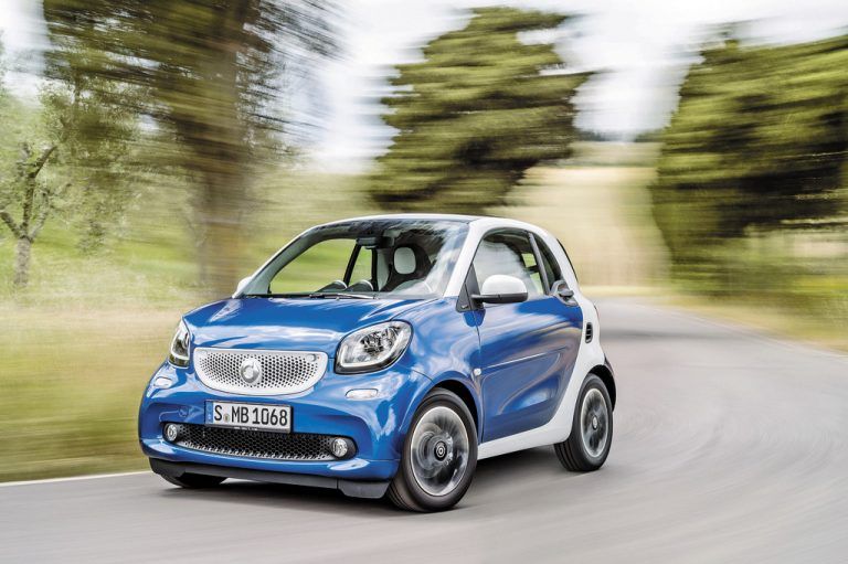 Behalten hat der Smart Fortwo seine Eigenart: Motor und Antrieb im Heck, knapp 2,7 Meter Länge. Fotos: werk