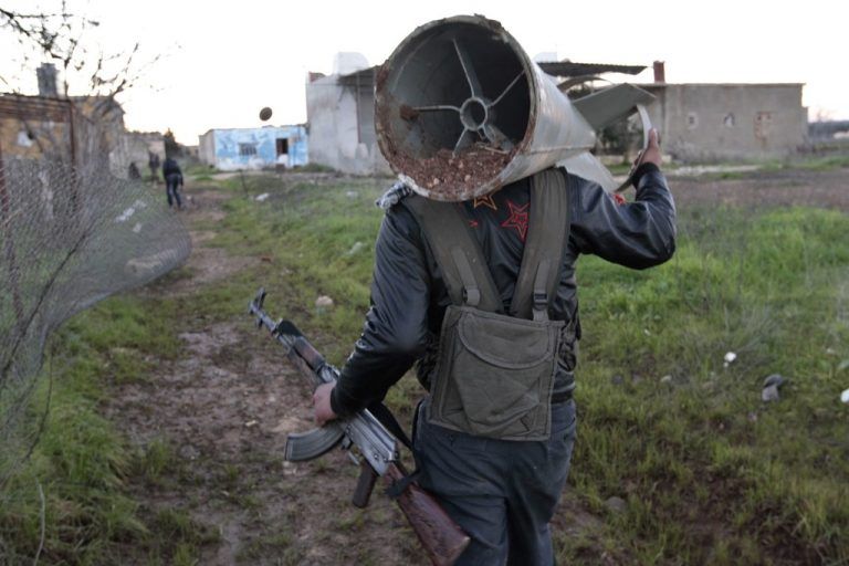 Bei Aleppo wurden Teile von Streubomben gefunden, die laut Human Rights Watch die syrische Armee abgefeuert hat.  REUTERS