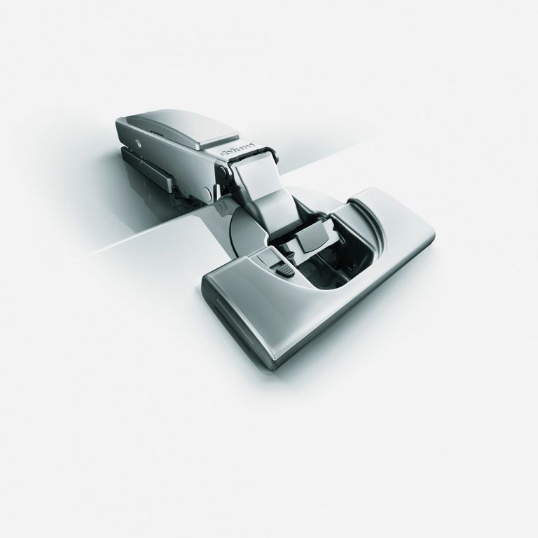 Bei der neuesten Blum-Scharnier-Generation ist die Dämpfung im Scharniertopf integriert. Die Bestandteile werden bei Collini veredelt. Blum