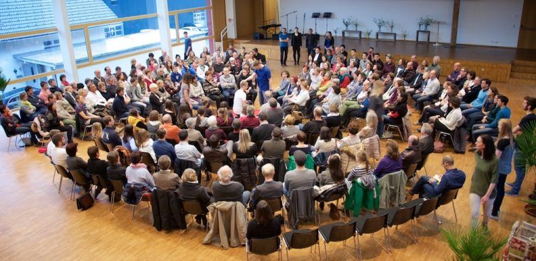 Bei einem Rundtheater sind die Zuschauerreihen kreisförmig angeordnet. VERANSTALTER