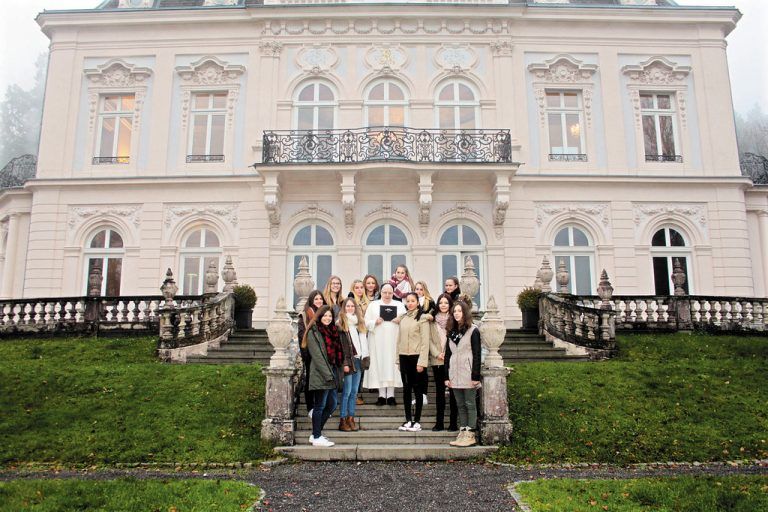 Bei einer Führung mit Schwester M. Agnes Steinhauser OP erwacht die Geschichte der Villa Raczynski, in der heute schulische Räumlichkeiten untergebracht sind, zu neuem Leben.