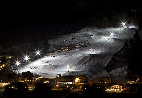 Bei Flutlicht auf die PisteNicht nur bei Tag, auch nachts kann man im Kleinwalsertal den Hang hinuntersausen, wenn Schneelage und Wetter passen. Kesslerlift, Hubertuslift und Schwandlift bieten das nächtliche Skivergnügen an.