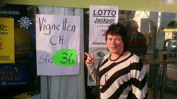 Bei Heidi Krauser (Grenzkiosk Höchst) kostet die Schweizer Jahresvignette wegen des Kurses statt 40 Franken nur 36 Franken. Foto: Privat