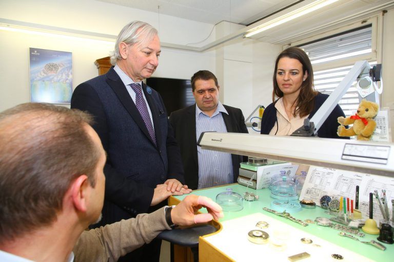 Bei Huber arbeiten fünf Uhrmacher, eine Tätigkeit, die höchste Präzision erfordert.