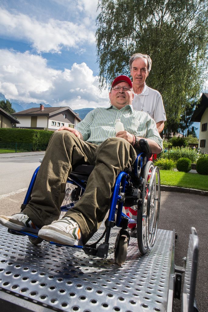 Bei Peter Gerstgrasser fühlt sich Klaus Martin gut aufgehoben. Der Behindertenfahrdienst ist für beide eine Bereicherung. Foto: VN/Steurer