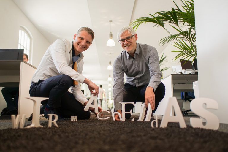 Bernd Hepberger (l.) und Rainer Schönherr leiten die Geschäfte von „Massive Art“. Das Motto der beiden: „Wir machen das.“ Es habe noch kein Problem gegeben, für das man nicht eine Lösung gefunden habe. Fotos: VN/Hartinger