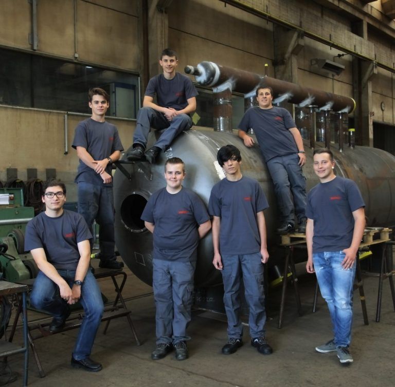 Auf dem Weg zur erfolgreichen Laufbahn sind die Lehrlinge der Metall- und Elektroindustrie, z. B. die Lehrlinge der Firma Bertsch.