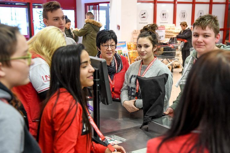 Besonders im Handel gibt es eine große Nachfrage nach Lehrlingen. Bild: Lehrlingsevent der Firma Interspar in Dornbirn.VN/Lerch