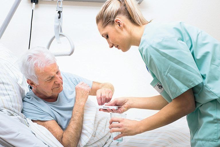 Besonders in den Gesundheitsberufen nimmt einer deutschen Studie zufolge der Fachkräftemangel weiter zu.